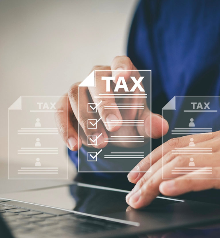 Servicios de gestión de nóminas y empleo Servicios de gestión de nóminas y empleo, incluyendo la preparación de nóminas, contratos de trabajo, trámites de la Seguridad Social y la incorporación y salida de empleados.